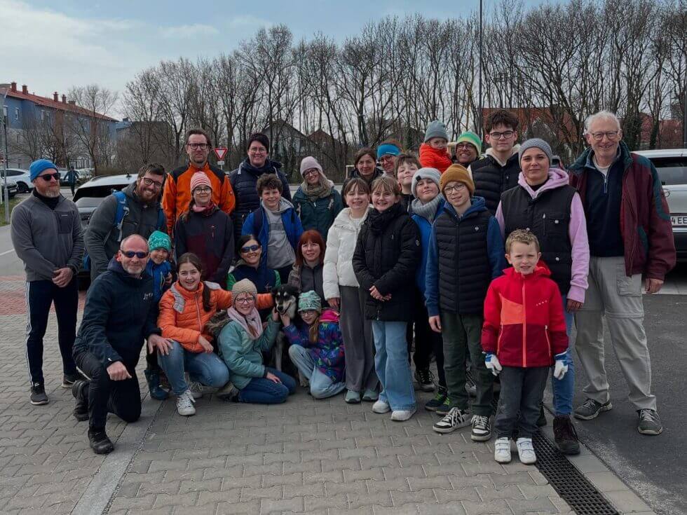 Pfeffer Kampfsport Akademie bei der Flurreinigung in Parndorf Sportler, Sportlerinnen und Eltern der Pfeffer Kampfsport Akademie bei der Flurreinigung in Parndorf